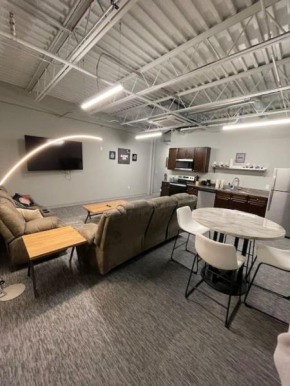 2BR Cozy Abode Movie Theater Themed Parkville
